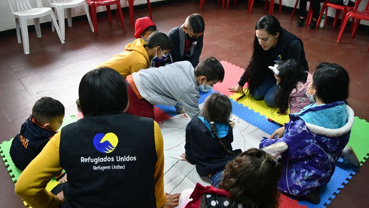 RRLI coalition member Refugiados Unidos providing educational services to forcibly displaced children at a community center in Bogota, Colombia.